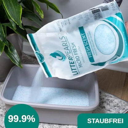 Litter Pearls packaging being poured into a litter box with '99.9%' and 'Staubfrei' text.
